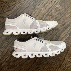 On Cloud 5 women’s sneakers, size 8.5, grey and white